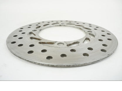 Snett nerifrån på Bromsskiva från en Honda CBR 125 R -2006 motorcykel.