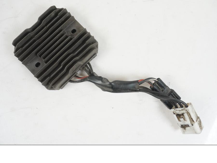 Framsidan på Likriktare från en Suzuki VZR 1800 -2009 motorcykel.