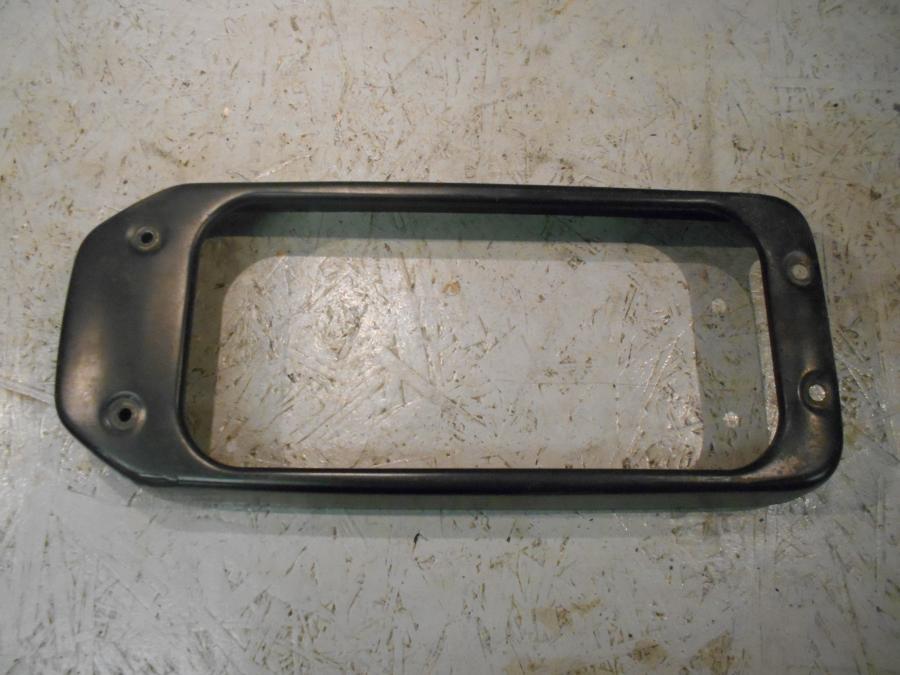 Framsidan på Vattenkylram från en Suzuki VS 750 Intruder -1986 motorcykel.