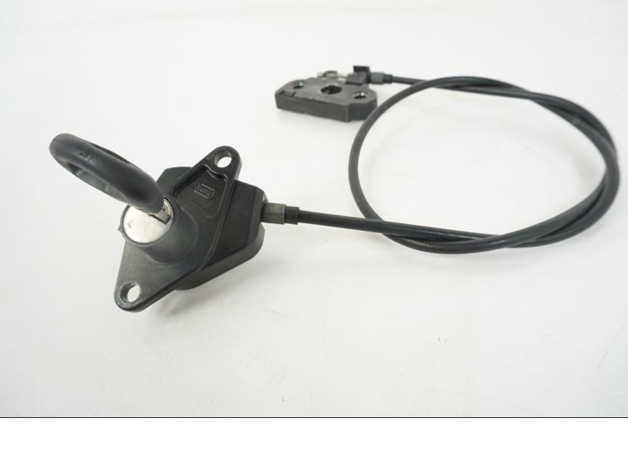 Höger sida på Sadellåsmekanism från en Triumph Speed Triple -2009 motorcykel.