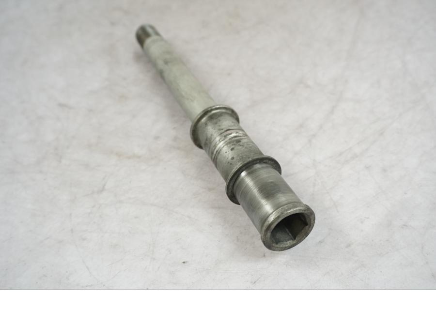 Framsidan på Axel från en Kawasaki VN 1500 Mean Streak -2002 motorcykel.