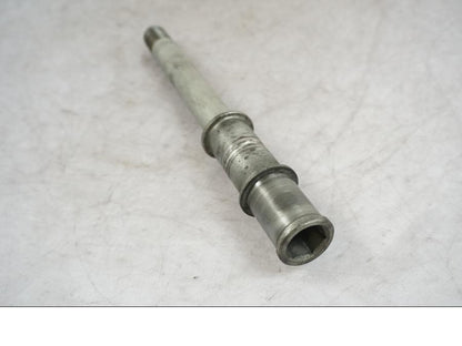 Framsidan på Axel från en Kawasaki VN 1500 Mean Streak -2002 motorcykel.