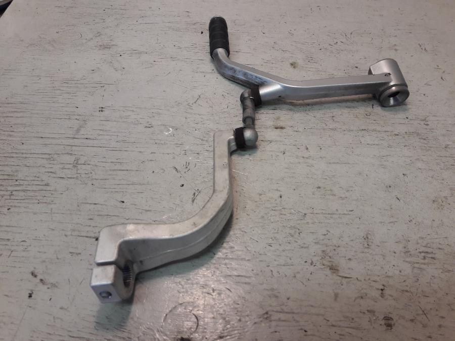 Baksidan på Växelpedal från en BMW R 1150 R -2004 motorcykel.