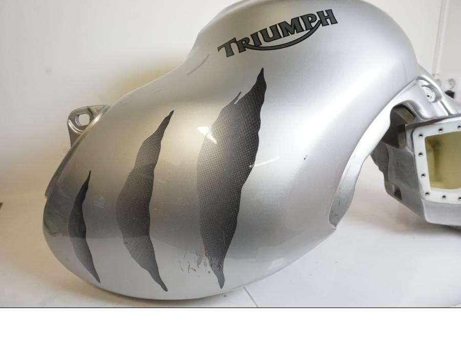 Extrabild2 på Bensintank från en Triumph Tiger -2001 motorcykel.