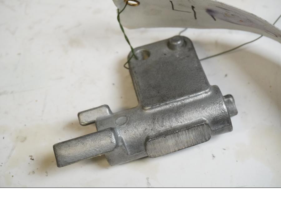 Baksidan på Bromsfördelare från en Suzuki GSF 1200 -2000 motorcykel.