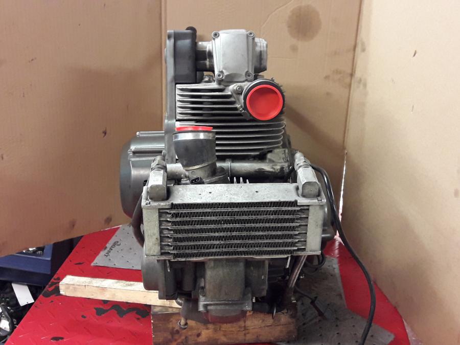 Baksidan på Motor från en Ducati 750 SS -2000 motorcykel.