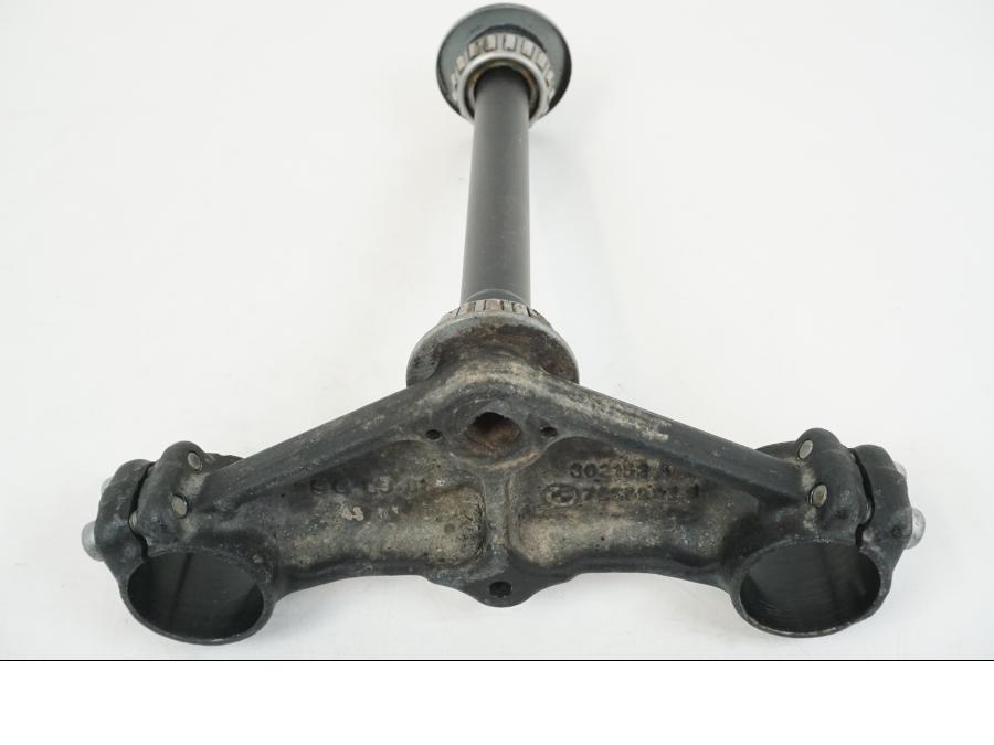 Snett nerifrån på Gaffelkrona från en BMW F 650 CS -2002 motorcykel.