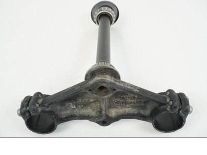 Snett nerifrån på Gaffelkrona från en BMW F 650 CS -2002 motorcykel.