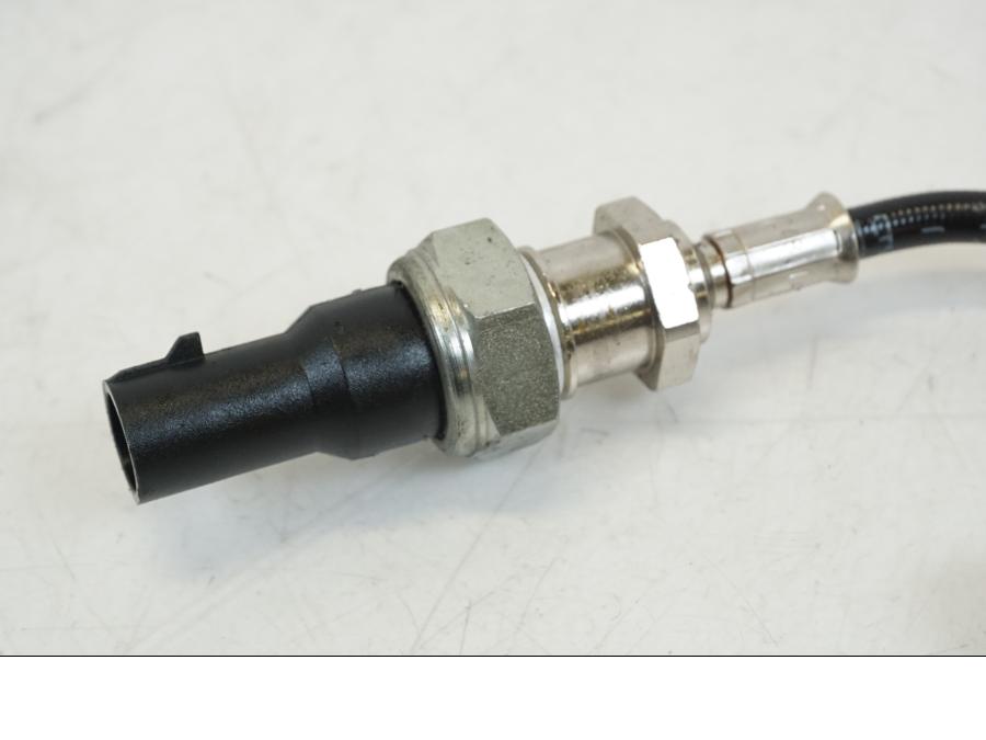 Baksidan på Oljetryckgivare från en Ducati Streetfighter V4 -2020 motorcykel.