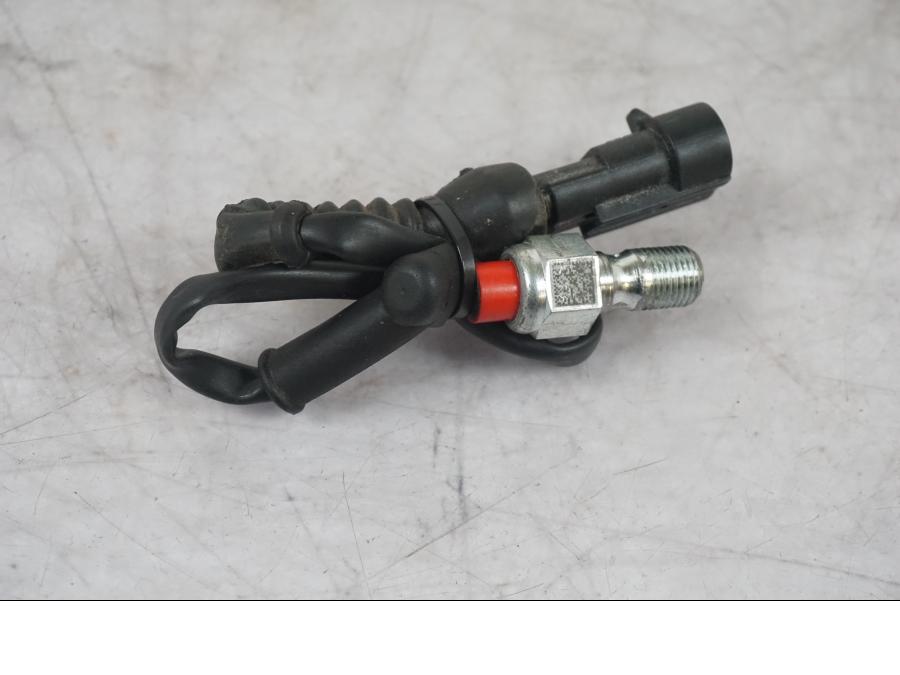 Framsidan på Bromsljuskontakt från en KTM 1290 Super Adventure S -2022 motorcykel.