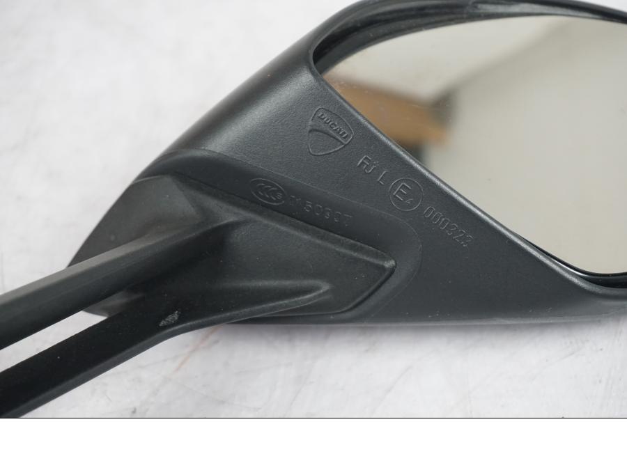 Höger sida på Backspegel från en Ducati 1199 Panigale -2012 motorcykel.