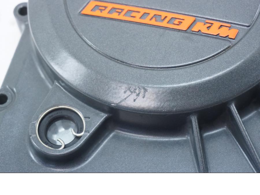 Vänster sida på Kopplingskåpa från en KTM RC 390 -2019 motorcykel.