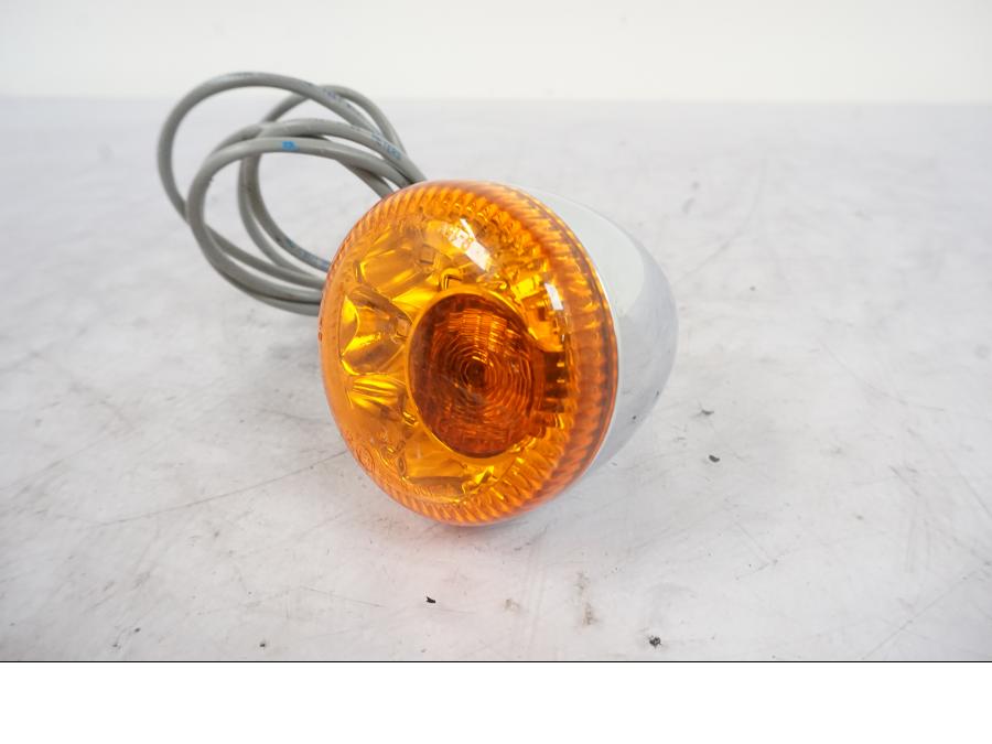 Framsidan på Blinkers LED från en H-D Softail Sport Glide FLSB -2022 motorcykel.