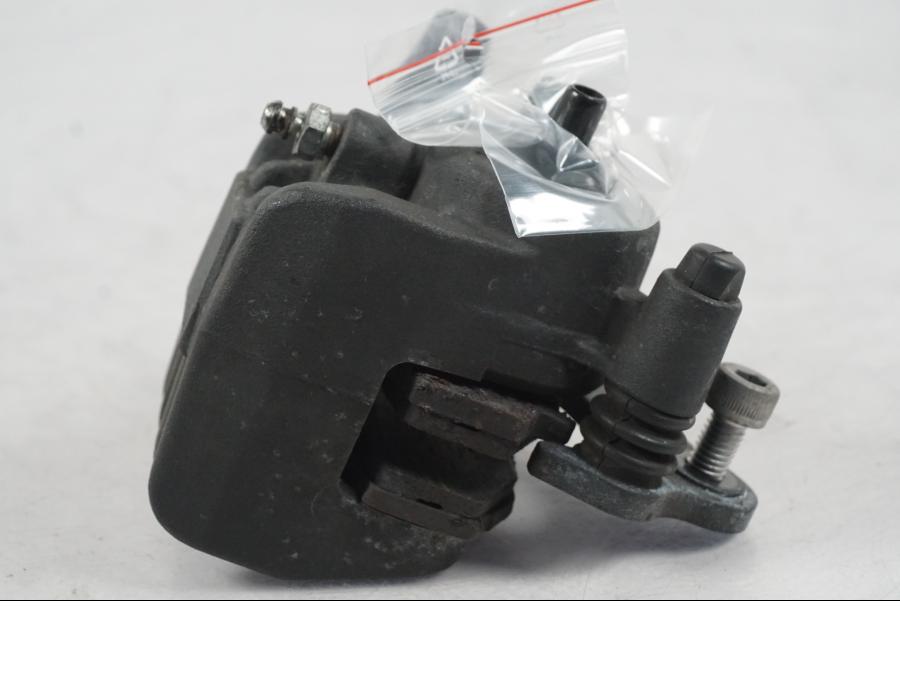 Baksidan på Bromsok från en Kawasaki ER-6N ABS -2010 motorcykel.