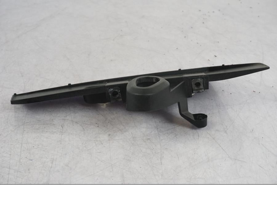 Snett nerifrån på Blinkersfäste från en Yamaha MT-09 SP -2018 motorcykel.