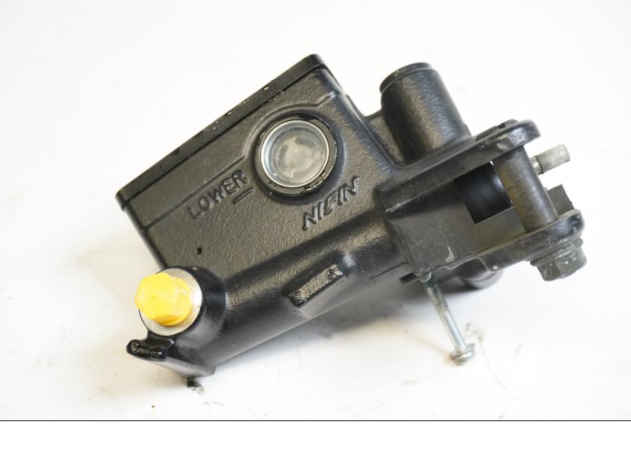 Framsidan på Kopplingshuvudcylinder från en Yamaha FJR 1300 -2016 motorcykel.