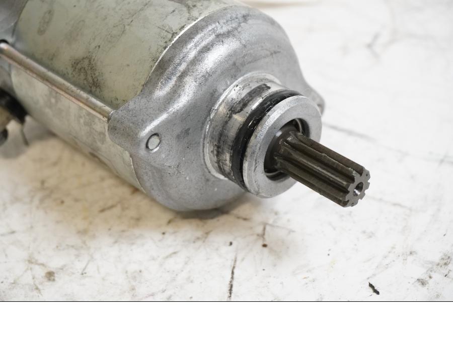 Baksidan på Startmotor från en BMW S 1000 RR -2010 motorcykel.