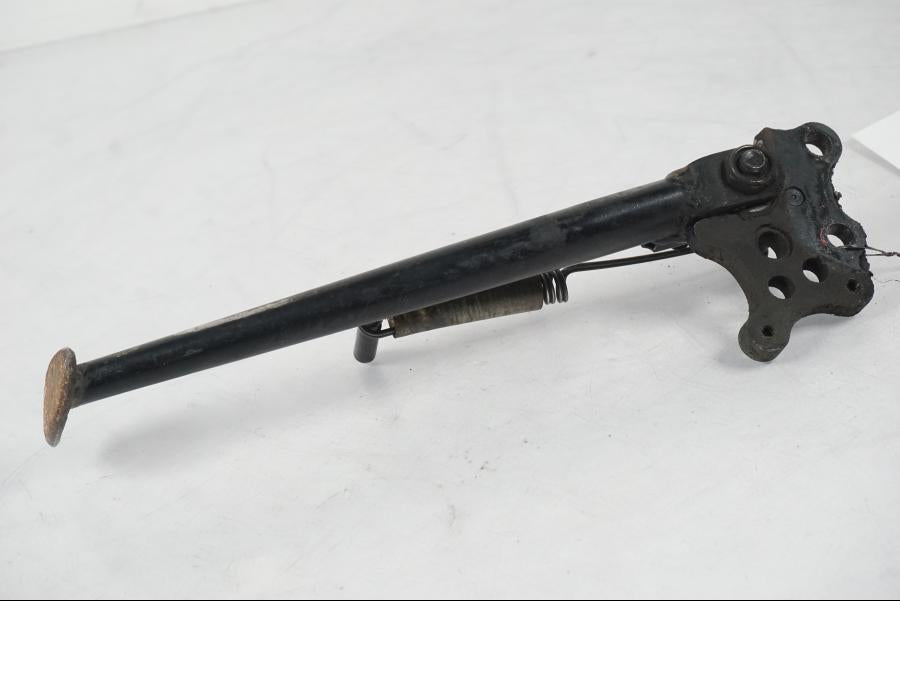 Snett nerifrån på Sidostöd från en Kawasaki ZX-6R -2005 motorcykel.