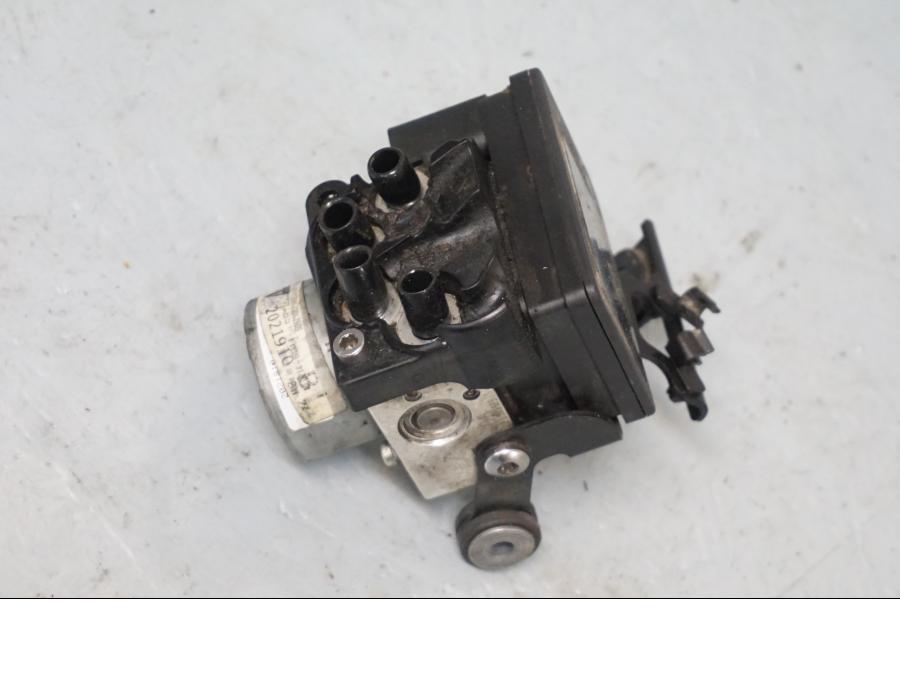 Baksidan på ABS Modulator från en Triumph Street Twin -2016 motorcykel.