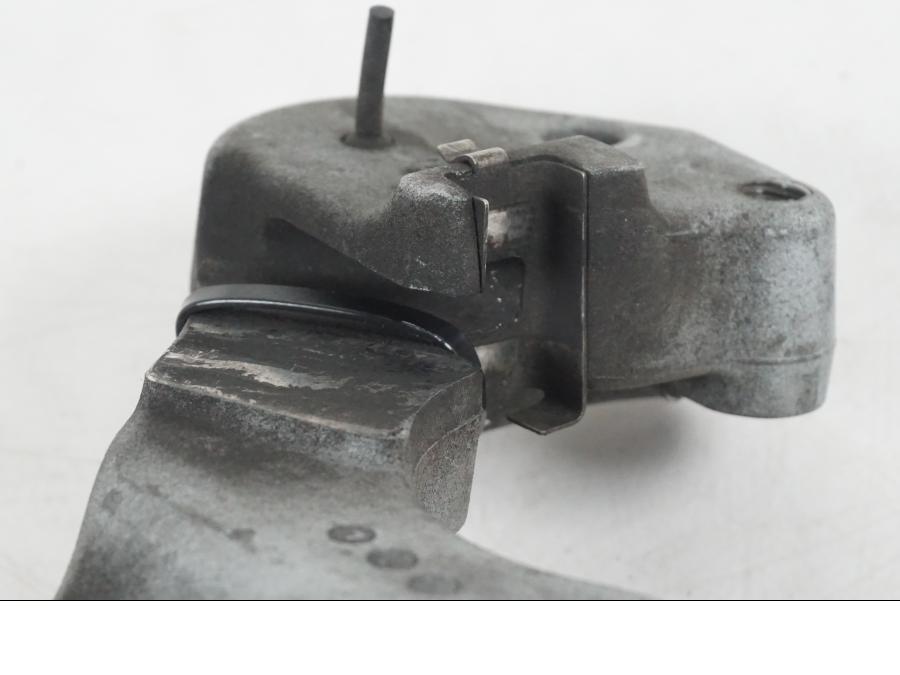 Snett uppifrån på Bromsoksfäste från en H-D Softail FXCW Rocker -2008 motorcykel.