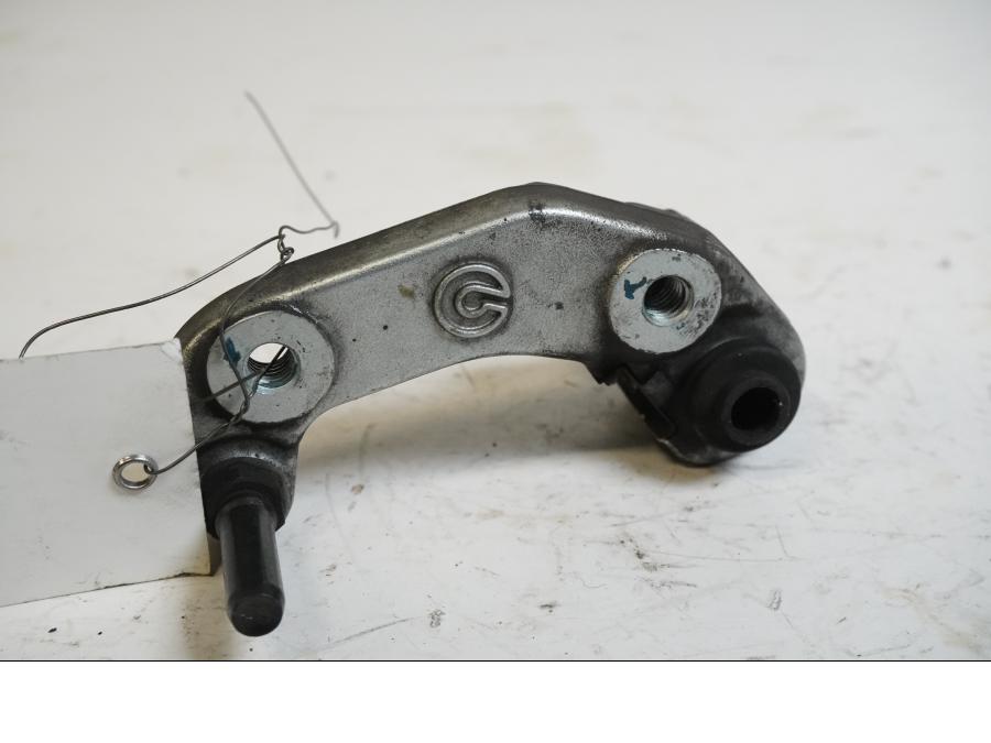 Framsidan på Bromsoksfäste från en Yamaha YZF-R 125 -2009 motorcykel.