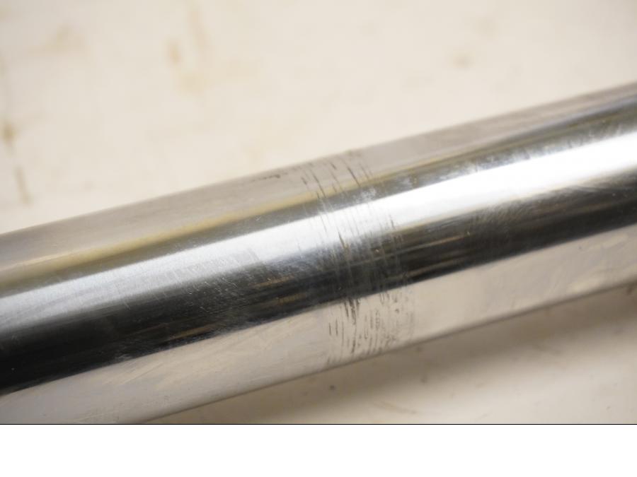 Snett nerifrån på Gaffelben från en Triumph America -2004 motorcykel.