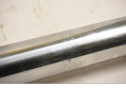 Snett nerifrån på Gaffelben från en Triumph America -2004 motorcykel.