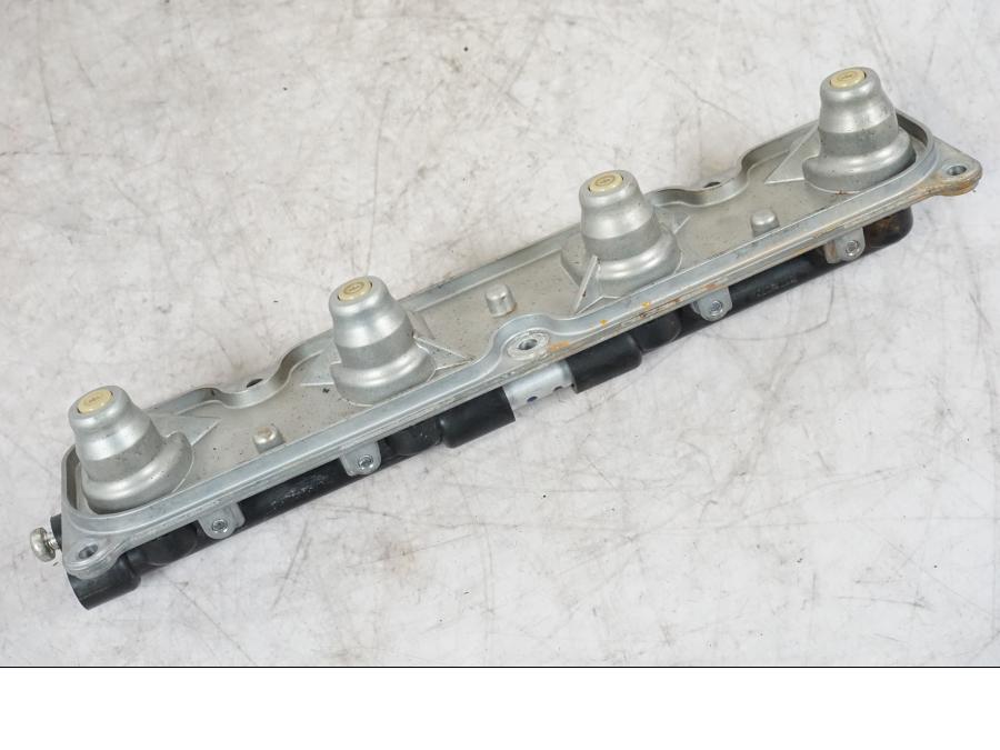 Snett nerifrån på Fuel Rail från en Kawasaki ZX-6R -2006 motorcykel.