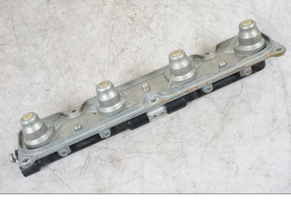 Snett nerifrån på Fuel Rail från en Kawasaki ZX-6R -2006 motorcykel.