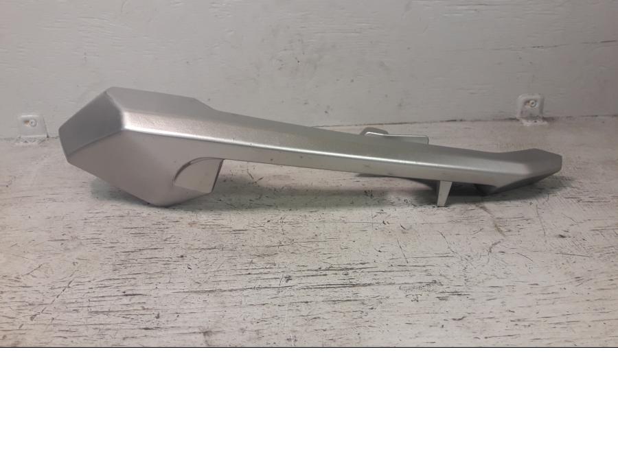 Framsidan på Passagerarhandtag från en Honda ADV 750 -2017 motorcykel.