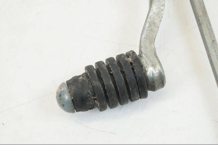 Snett nerifrån på Växelpedal från en Yamaha XT 1200 A -2010 motorcykel.