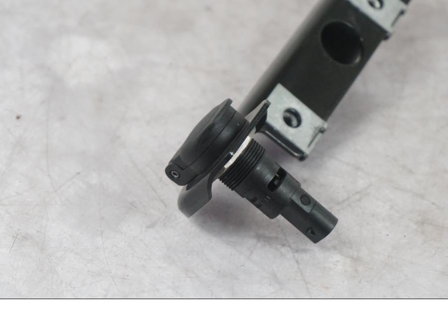 Baksidan på El uttag 12 V från en BMW F 800 R -2018 motorcykel.