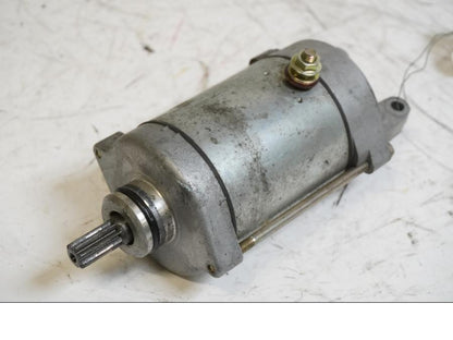 Framsidan på Startmotor från en Honda CBR 900 RR -1997 motorcykel.