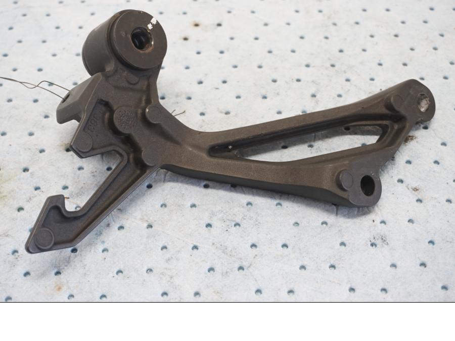 Baksidan på Fotpinnefäste från en Kawasaki Z 900 -2019 motorcykel.