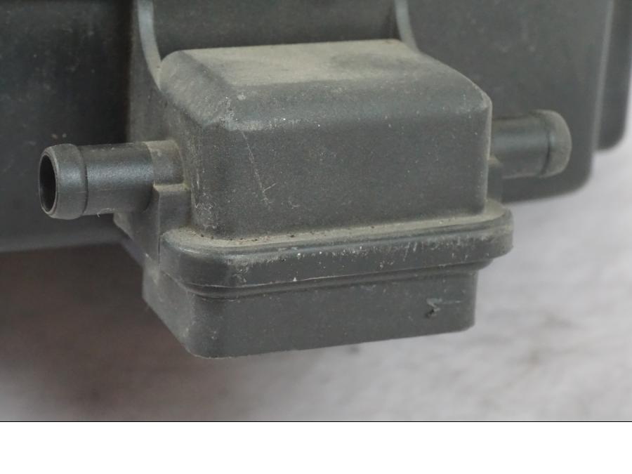 Vänster sida på Luftburk från en Honda NT 650 V -2002 motorcykel.