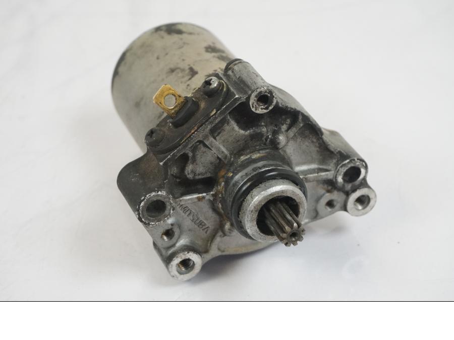 Baksidan på Startmotor från en Aprilia RS 125 -2000 motorcykel.