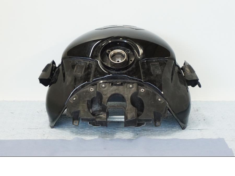 Vänster sida på Bensintank från en Suzuki GSX 1300 BK -2008 motorcykel.