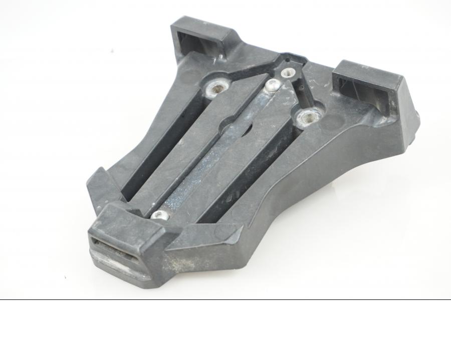 Framsidan på Topboxfäste från en Yamaha XT 1200 Z -2011 motorcykel.