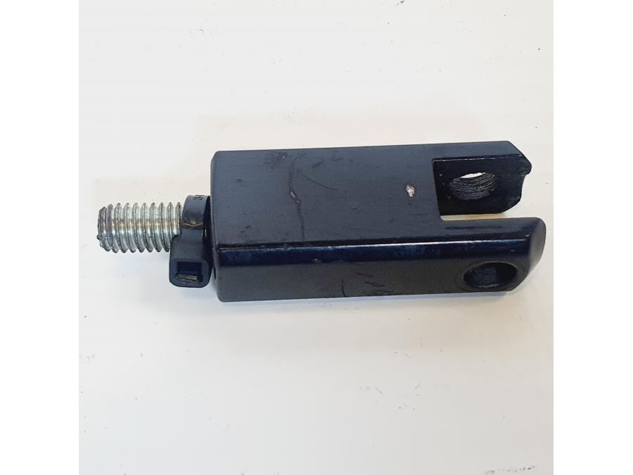 Framsidan på Fotpinnefäste från en H-D Sportster 1200 XL1200C -1998 motorcykel.