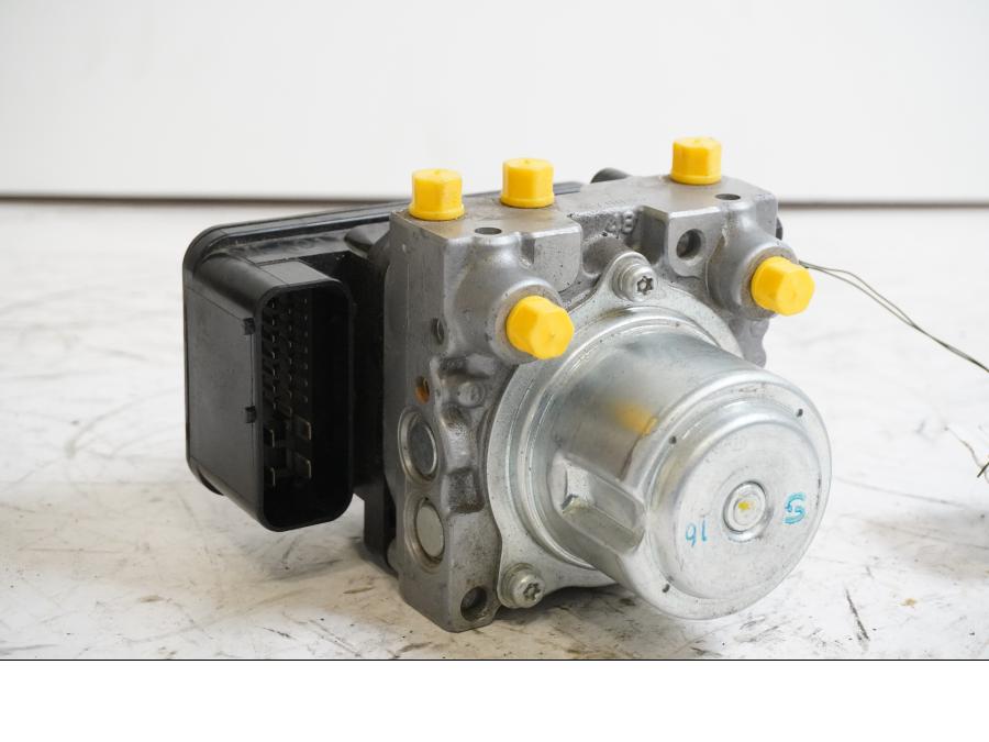 Framsidan på ABS Modulator från en Honda CB 1000 R -2009 motorcykel.