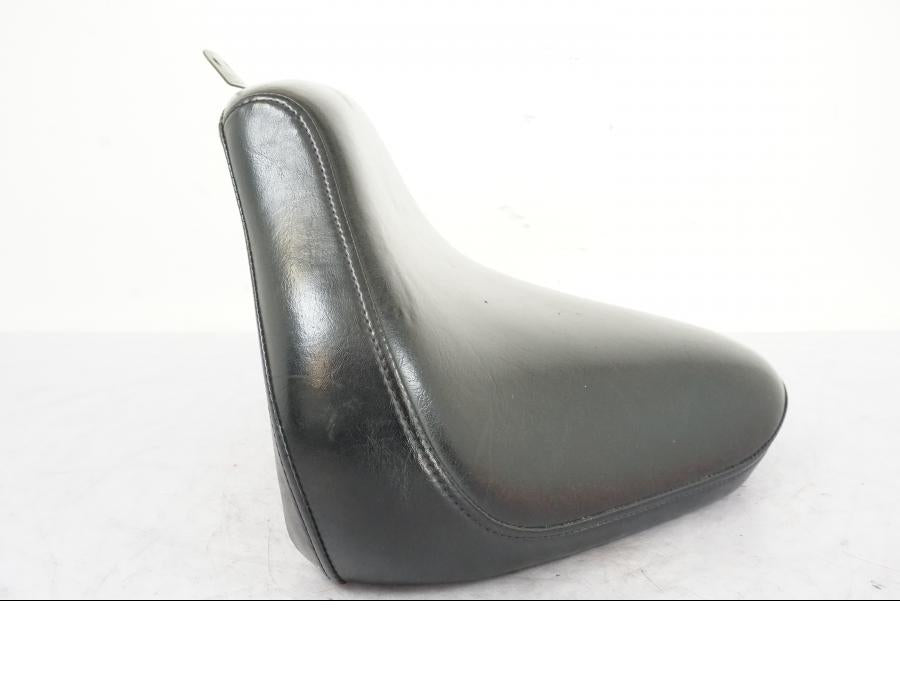 Snett nerifrån på Sadel från en Yamaha XVS 1100 -2000 motorcykel.