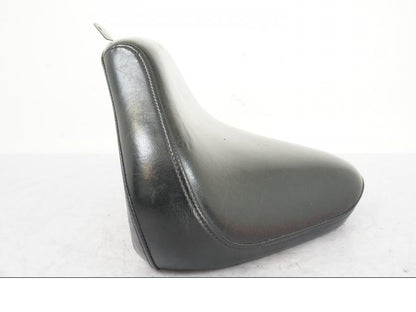 Snett nerifrån på Sadel från en Yamaha XVS 1100 -2000 motorcykel.