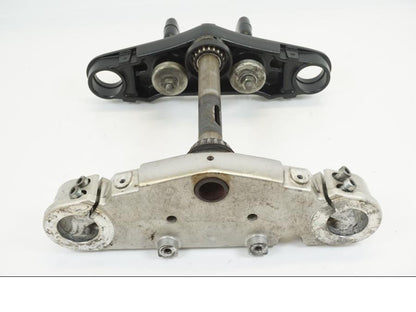 Vänster sida på Gaffelkrona från en Suzuki VL 1500 -1999 motorcykel.