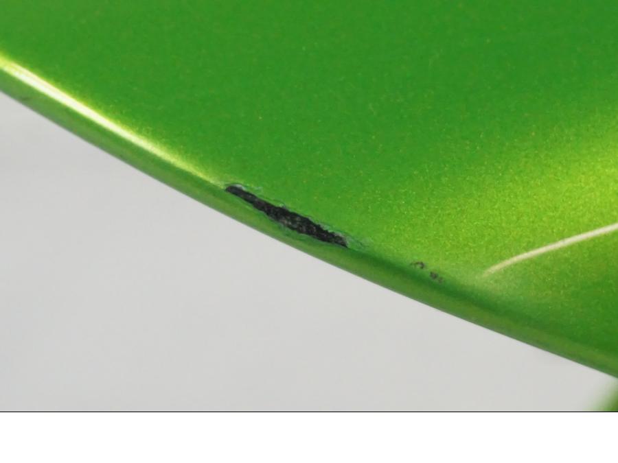 Snett uppifrån på <p>Framskärm från Kawasaki ER-6N 2008.</p>

<p>Liten skav märke i framkanten på vänster sida se bild.</p> motorcykel.