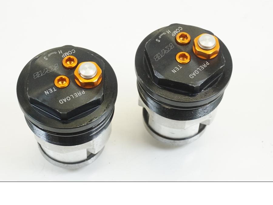 Baksidan på Gaffelbenslock från en Yamaha MT-10 -2018 motorcykel.