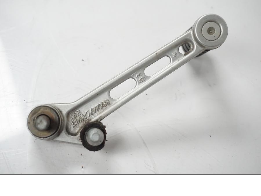 Snett nerifrån på Växelpedal från en BMW F 650 CS -2002 motorcykel.