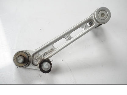 Snett nerifrån på Växelpedal från en BMW F 650 CS -2002 motorcykel.