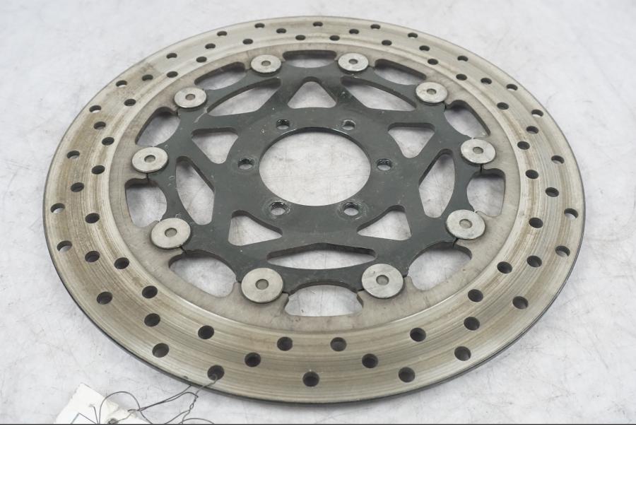 Framsidan på Bromsskiva från en Yamaha FZ-S 600 -1998 motorcykel.