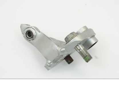 Baksidan på Fotpinnefäste från en Honda XRV 750 -2003 motorcykel.