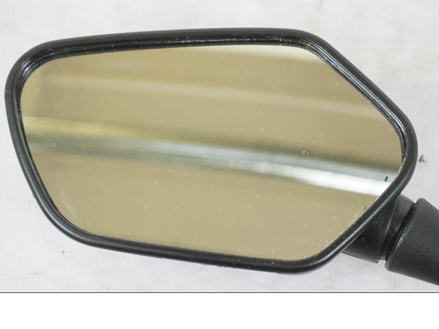 Baksidan på Backspegel från en Honda CB 750 -1996 motorcykel.